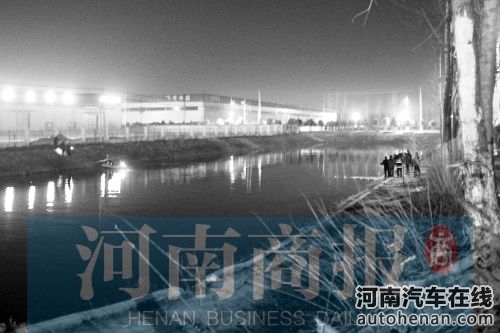 昨晚9时许，民警仍在客车坠入池塘的位置进行搜救  河南商报记者 陈亮/摄