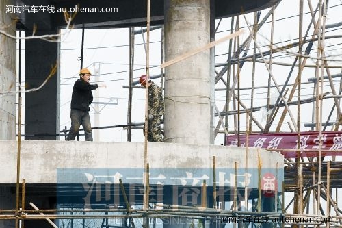 暂时停工的工地上，工人们在收拾零散物品 　　河南商报记者 杨东华/摄