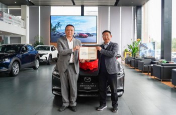 长安马自达为首位质量安全荣誉宣传员用户交付新车