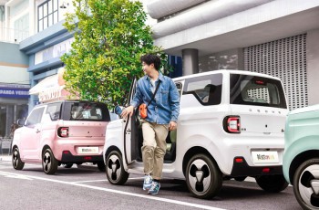 电比电低！200km纯电车进入3万时代，吉利熊猫mini龙腾版超值上市