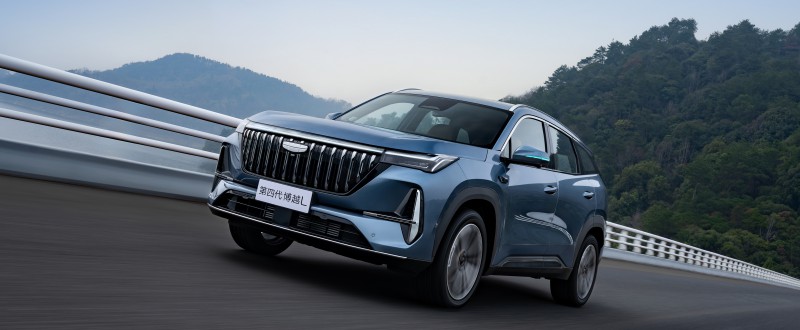 燃油SUV销冠再卷天花板，第四代博越L加推「智驾」小蓝灯版